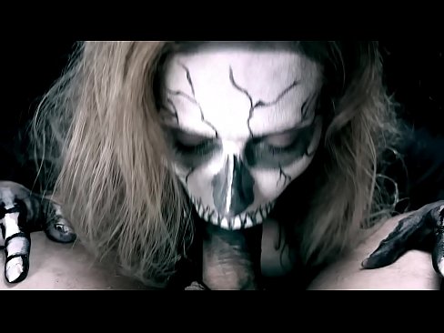 ❤️ ʻO ke kaikamahine daimonio e omo ana i ka moa me kona waha ʻeleʻele a me ka ʻai ʻana. Sex video ia makou ❌