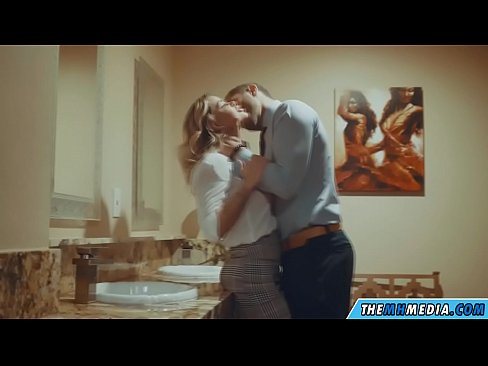 ❤️ Ke hoʻowalewale ʻia ʻoe e kahi blonde busty i kahi lumi hoʻomaha ākea Sex video ia makou ❌